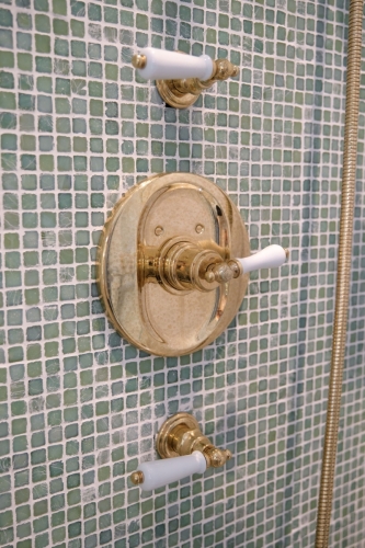 LaMaison-03-metal-and-marble-showers-01